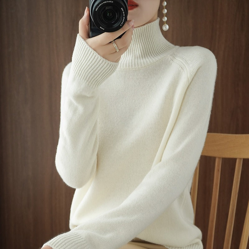 Karolina | Smooth turtleneck sweater in a classic cut