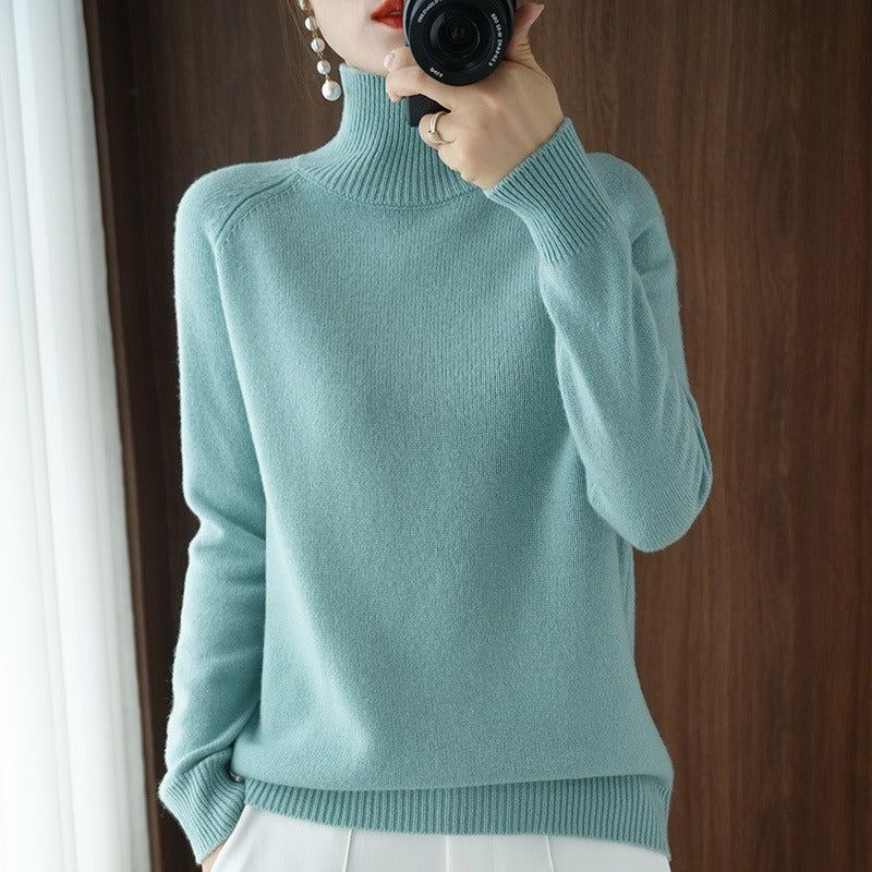 Karolina | Smooth turtleneck sweater in a classic cut