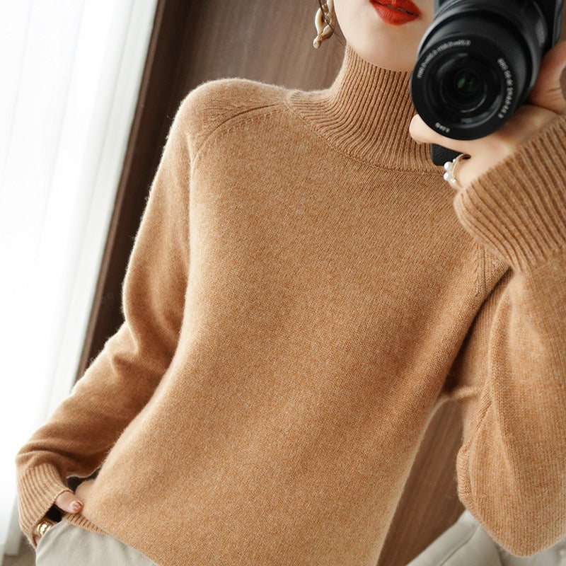 Karolina | Smooth turtleneck sweater in a classic cut