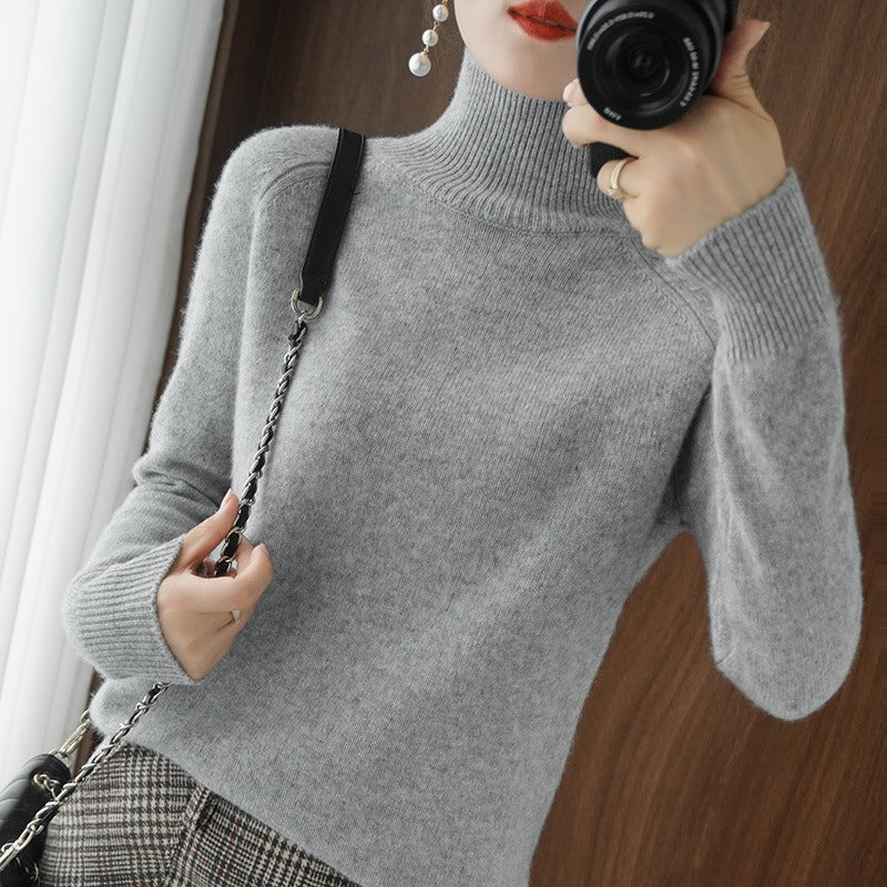 Karolina | Smooth turtleneck sweater in a classic cut