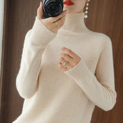 Karolina | Smooth turtleneck sweater in a classic cut